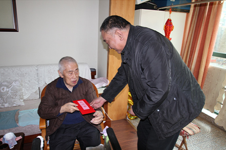 集团向导走访慰问离休老干部-Z6尊龙凯时