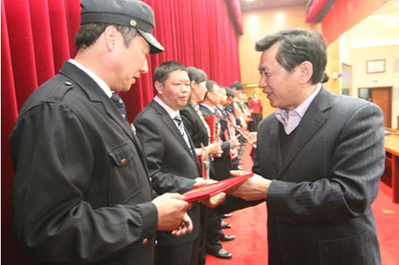 集团公司加入“中国蹊径运输风范人物首脑品牌事迹报告会”-Z6尊龙凯时
